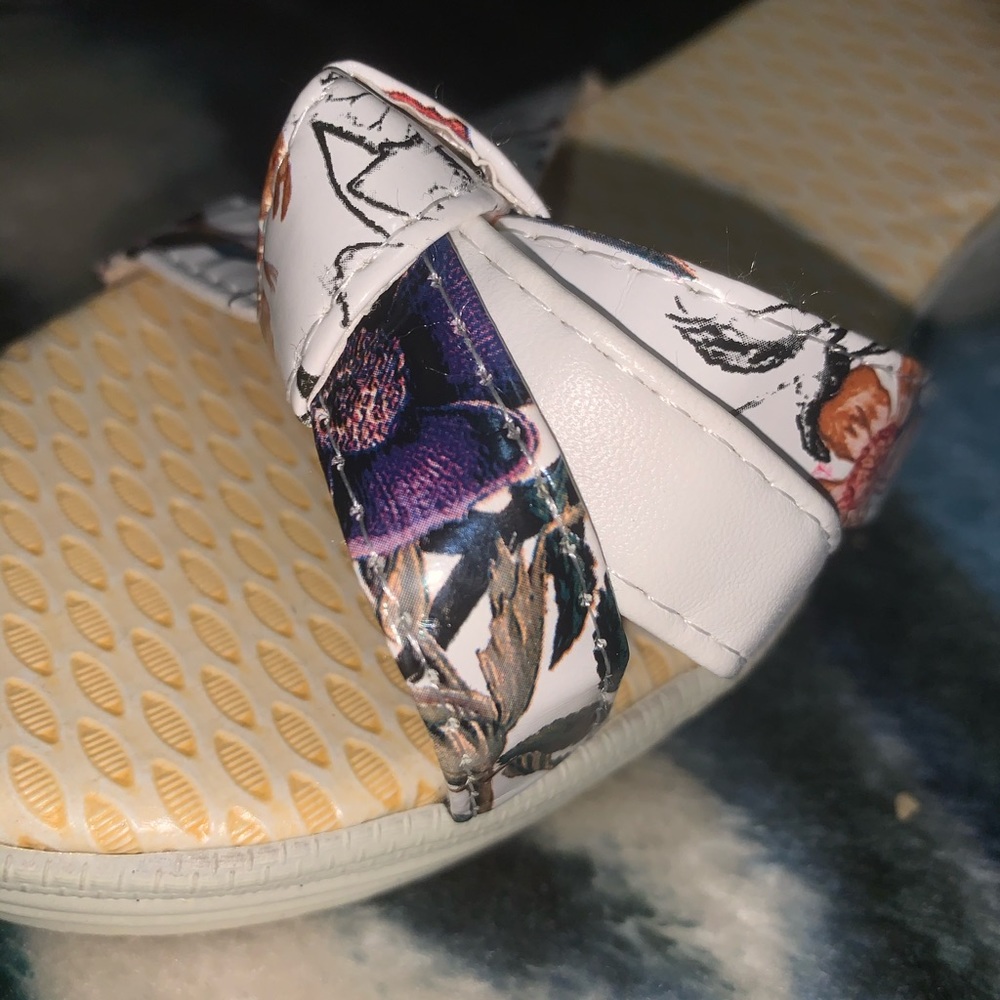 Shoes - Picture 5 of 6